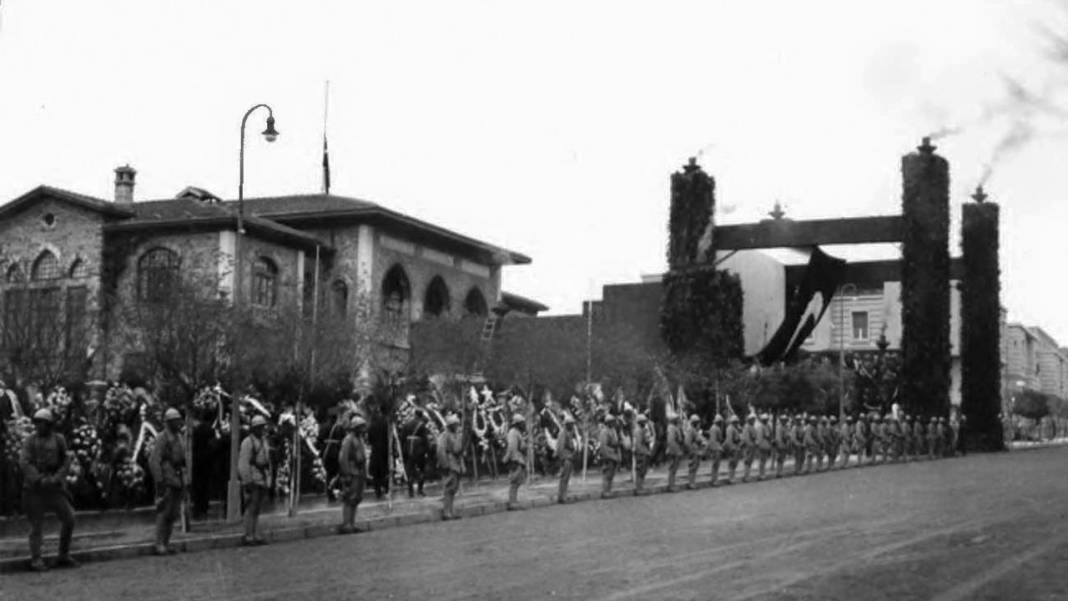 Arşivden çıkan kareler duygulandırdı: Atatürk’ün son yolculuğu adım adım görüntülendi 14